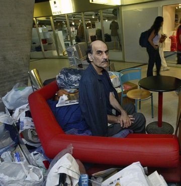 "Terminal" filmine ilham veren 18 yıl havalimanında yaşayan İranlı mülteci Mehran Karimi Nasseri, Paris