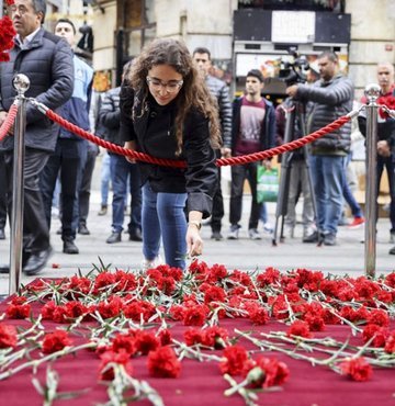 Terör şehitleri anılıyor! İstiklal bayraklarla donandı!