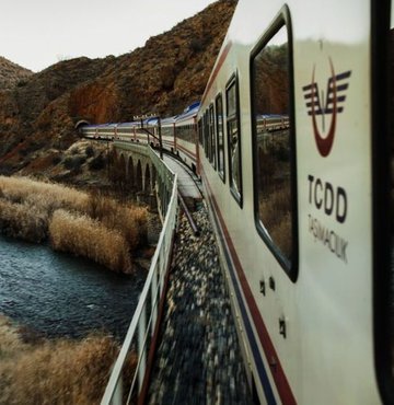 Turistik Doğu Ekspresi’nde yılın ilk sefer tarihi belli oldu. 12 Aralık’ta ilk seferine başlayacak olan trenin bilet fiyatı 1300 liradan satışa sunuldu. 