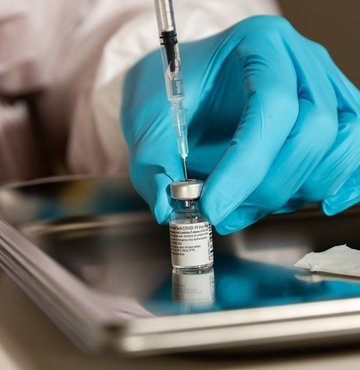 Moderna ve Pfizer, Covid aşılarının uzun vadede sorunlara neden olup olmadığını araştıracak. Firmalar, aşılardan olumsuz etkilenen kişileri takip edecek ve sahip oldukları uzun vadeli olumsuz etkileri belirlemeye çalışacak