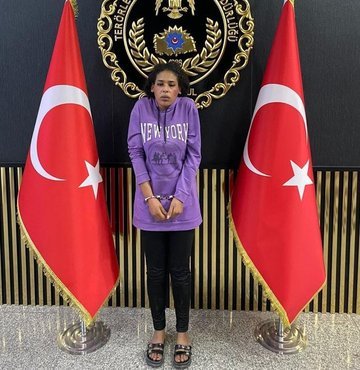 İstanbul’da biri çocuk 6 kişinin hayatını kaybettiği 81 kişinin yaralandığı terör saldırısıyla ilgili yeni detaylar ortaya çıkmaya başladı. Buna göre bombacı terörist 9 kişinin kaldığı şok evde yakalandı. Yapılan çalışmalarda zincirleme bağlantılar da ortaya çıktı. Polis ekipleri saldırı sonrasında kadın terörist Ahlam Albasir’in beyaz renk bir araçla Esenler’den Küçükçekmece’ye gittiğini belirledi. Yabancılara verilen ME (Misafir araç) plakalı aracın peşine düşen ekipler, sürücü A.J.