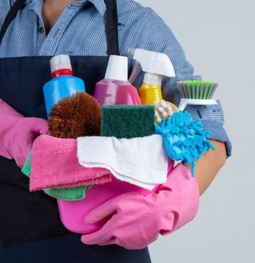 Evimizin daha temiz görünmesi için bazı yöntemler deneriz. Özellikle internet araştırmaları sonucunda bulduğumuz çeşitli temizlik malzemelerini karıştırarak, daha güçlü ürünler elde ettiğimizi düşünürüz. Aslında çok yanlış! Çünkü bu karıştırdığınız malzemelerle evi temizlerken, kendi sağlığınızı risk altına alıyorsunuz. İşte karıştırılınca zehir saçan kimyasallar...