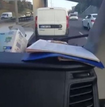 İstanbul Havalimanı mevkiinde yolunda sirenlerini çalarak yol isteyen ambulasa yol vermeyen ticari araç sürücüsünün duyarsızlığı cep telefonu kamerasına yansıdı.