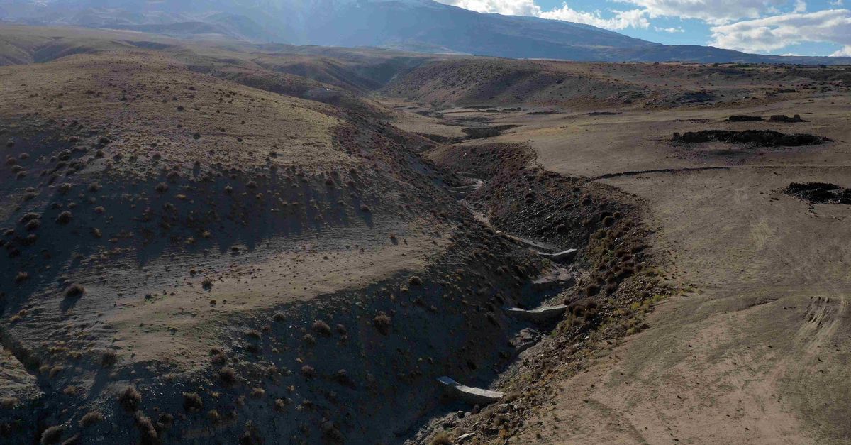 Ağrı’da heyelan alarmı! Dağlara setler çekildi
