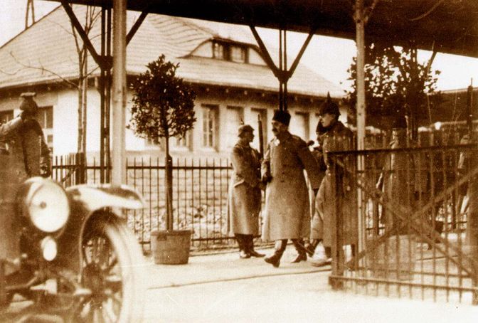 Sultan Vahideddin (soldan ikinci) ile Mustafa Kemal Paşa’nın (soldan üçüncü) bugün elimizde bulunan tek fotoğrafı budur ve 1917 Aralık’ında henüz veliahd olan Vahideddin’in Almanya’ya yaptığı ziyaret sırasında çekilmiştir.