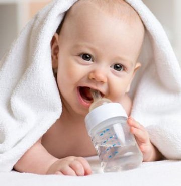 Yeni doğan bebeklere su verilir mi? Küçük bebeklere neden su verilmez? Bebeklere ne zaman su verilir? Yeni doğmuş bebek su içer mi? İşte yanıtlar...