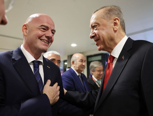 Cumhurbaşkanı Erdoğan, FIFA Başkanı Gianni Infantino'yla da kısa süre sohbet etti.