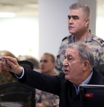 Milli Savunma Bakanı Akar, Pençe Kılıç Hava Harekatı ile ilgili Harekat Merkezi