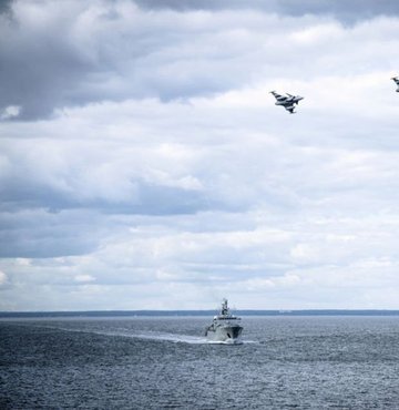 NATO ülkelerine ait 5 uçak gemisinin de içinde bulunduğu çok sayıda savaş gemisi, Atlantik bölgesi ve Akdeniz