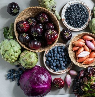 Domatesin insan sağlığı açısından ne kadar faydalı olduğunu hepimiz biliyoruz. Hem lezzetiyle hem de faydalarıyla sofralarımızdan eksik etmediğimiz domatesin genetiği değiştirilerek kansere yeni umut olacak bir türü ortaya çıkarıldı. Bilim insanları tarafından aslanağzı çiçeğinden çaprazlanan iki adet genin birleştirilmesi sonucunda elde edilen mor domates geleneksel meyvelerden ve diğer domates türlerinden 10 kat daha fazla antioksidan içeriyor. 