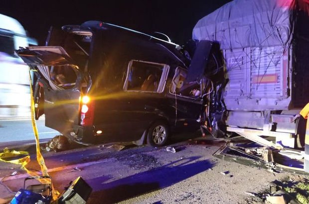 Tiyatrocuları taşıyan minibüs kamyona çarptı: 3 ölü, 8 yaralı