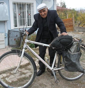 Erzincanlı 80 yaşındaki Garip Bayrak, gençlik yıllarından bu yana bisiklet sürme tutkusundan vazgeçmiyor