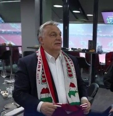 Macaristan Başbakanı Viktor Orban, üzerinde eski Macar Krallığı