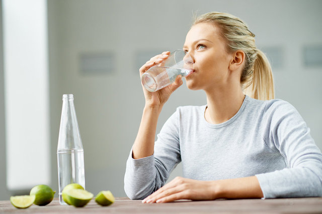 Az su içersek ne olur? İşte suyu gerekli miktarda tüketmezseniz böbreklerinizde, kalbinizde ve vücudunuzda meydana gelecek semptomlar...