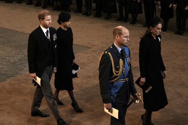 İngiliz kraliyeti, Kennedy ailesini de ikiye böldü