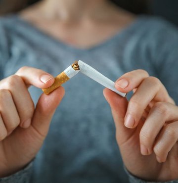 Dünyada en fazla önlenebilir kardiyovasküler ölümün sebebi tütün kullanımıdır. Birçok yaştan bireylerin, tütün ürünlerini kullanmalarını engellemek, sağlık açısından oldukça önem arz etmektedir. Sigarayı bırakmak çeşitli hastalıklara yakalanma riskini de fazlasıyla azaltmaktadır. Sigara bağımlılık yapıcı bir maddedir bu sebeple doktorlar tarafından bırakması önerilir. Sigarayı bırakmak daha sağlıklı ve uzun bir ömür yaşamanızı sağlayacaktır. Peki, sigara bırakmak için yöntemler nelerdir? 