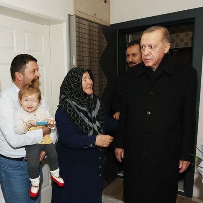 Cumhurbaşkanı Erdoğan, görme engelli hafız Ravzanur'u evinde ziyaret edip çay içti