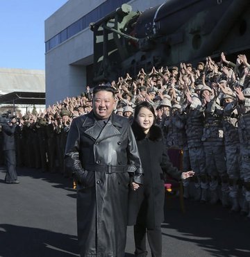 Kuzey Kore lideri Kim Jong Un, ülkesinin nihai hedefinin "dünyanın en güçlü nükleer gücü olmak" olduğunu söyledi. Kim ayrıca, kızıyla ikinci kez kameraların karşısına geçti