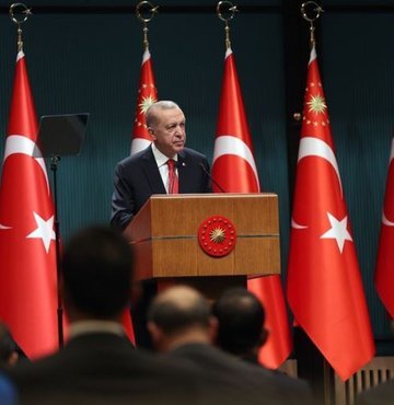 Cumhurbaşkanı Erdoğan başkanlığındaki Kabine Toplantısı bugün yapılacak. Toplantının ana gündem maddesini; Pençe-Kılıç harekatı ve olası Suriye operasyonu ile EYT, sözleşmeli işçilere kadro gibi kritik konular oluşturacak