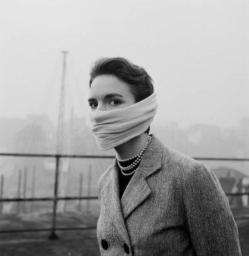 19. yüzyılın Londra’sında sis alışılagelmiş bir durumdu. Hava kirliliğine alışkın olan İngilizler için sis herhangi bir nitelik taşımıyordu ta ki 1952 yılının Aralık ayına kadar. İngiltere’de “Great Smog” olarak bilinen Londra Sisi beş gün boyunca şehri kaplamış ve duman karışımı bir perde oluşturmuştu. Bu sis alışagelmiş sislerden oldukça farklıydı.