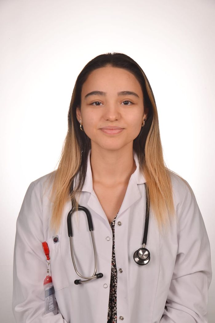 Ayşe Özkiraz'ın doktor önlüğü, stetoskop ve görevli kartıyla fotoğraf çektirdiği de ortaya çıktı
