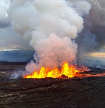 Dünyanın en büyük aktif yanardağı olan Hawaii’deki Mauna Loa, 1984
