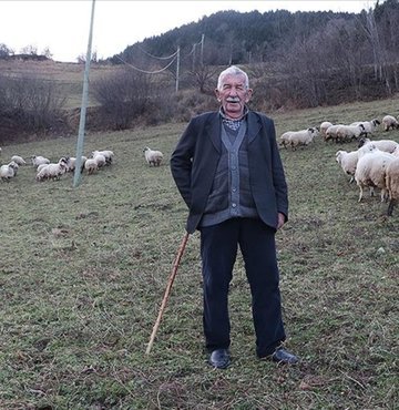 Trabzonlu 84 yaşındaki Kaptan Bahçekapılı, üç kuşaktır devam eden çobanlığı ilerlemiş yaşına rağmen bırakamıyor