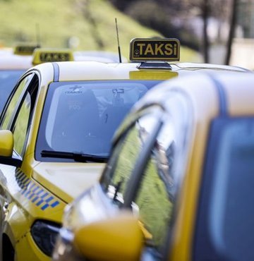 Minibüsten dönüşecek yeni 1803 taksi nasıl olacak? Habertürk’ten Esra Toptaş yazdı... Yeni taksiler 8+1 yolcu kapasiteli ve damalı olacak, tarifesi yüzde 30 pahalı...