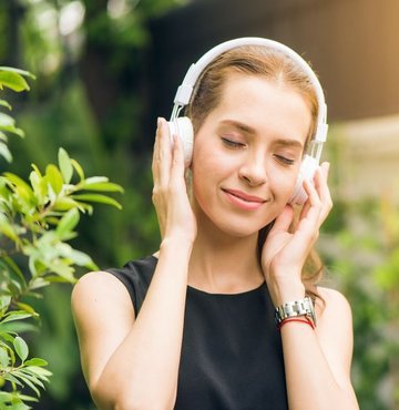 MÃ¼zik ruhun gÄ±dasÄ±dÄ±r sÃ¶zÃ¼ boÅa sÃ¶ylenmiyor. Ä°nsanÄ±n ruh haline gÃ¶re her Ã§eÅit mÃ¼zik tÃ¼rÃ¼ neredeyse mevcut. BazÄ± ÅarkÄ±lar insanlarÄ± hÃ¼zÃ¼nlendirip anÄ±larÄ±nÄ± canlandÄ±rÄ±rken, bazÄ± ÅarkÄ±lar ise neÅelendirip, rahatlatÄ±yor. DÃ¼nya genelinde tam 300âÃ¼n Ã¼zerinde Ã¼niversite mÃ¼zik terapisi Ã¼zerine lisans, yÃ¼ksek lisans ve doktora eÄitimi veriyor. MÃ¼zik ile tedavi yÃ¶ntemlerinden birisi de anksiyete ve stres iÃ§in kullanÄ±lÄ±yor.