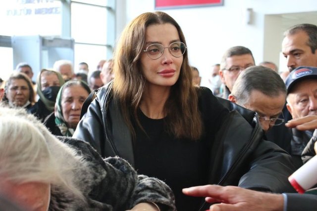 Özge Ulusoy’un acı günü! Babası Haydar Ulusoy'a gözyaşları içinde veda etti... - Günün magazin haberleri
