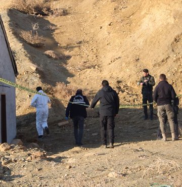 Hakkari kan donduran bir çifte cinayete sahne oldu. Kentte bir kişi, karısını ve doktor olan yeğenini öldürdü. Zanlı daha sonra aynı silahla kendi hayatına son verdi