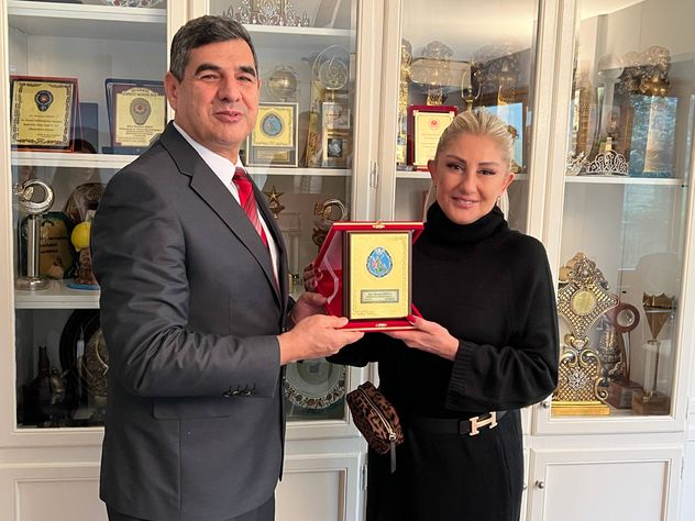 Mehmetçik Vakfı Avrupa Yakası Temsilcisi Emekli Albay Süleyman Çakır ile şarkıcı Muazzez Ersoy