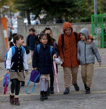 Bilim Kurulu Üyesi Prof. Dr. Sema Kultufan Turan, hastalanan çocukların bulaşın aktif olduğu ilk 48-72 saatlik dönemde okula gönderilmemesi gerektiğini belirterek, "Okullar, öğrencilerine solunum yolu enfeksiyonlarının yoğun görüldüğü süreçlerde maske takmalarını önerebilir. Böylelikle çocukların birbirlerine, oradan da ailelerine hastalık bulaştırmaları önlenebilir" dedi