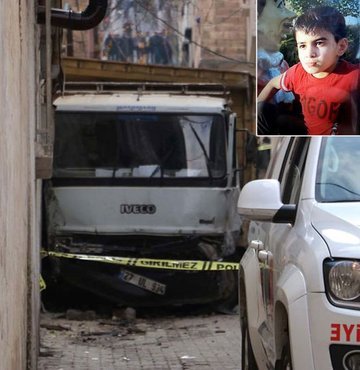 Gaziantep´te, freni boşalan kömür yüklü kamyonet, yolda yürüyen Suriye uyruklu 2 çocuğa, ardından da duvara çarptı. Kazada çocuklardan 10 yaşındaki Abdulkerim Hac Hamod hayatını kaybederken, amcasının oğlu 12 yaşındaki Yusuf Hac Hamod ile sürücü 22 yaşındaki Ahmet Günsever yaralandı