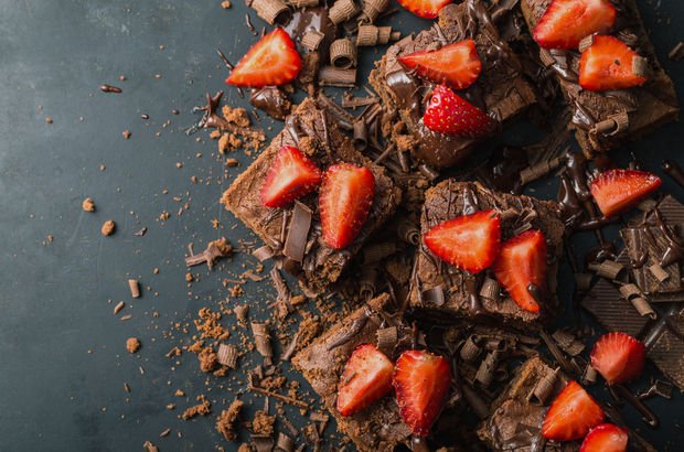 Çikolata tutkunları için 15 dakikada lezzet şöleni: Tatlı krizini bitirecek çilekli brownie tarifi