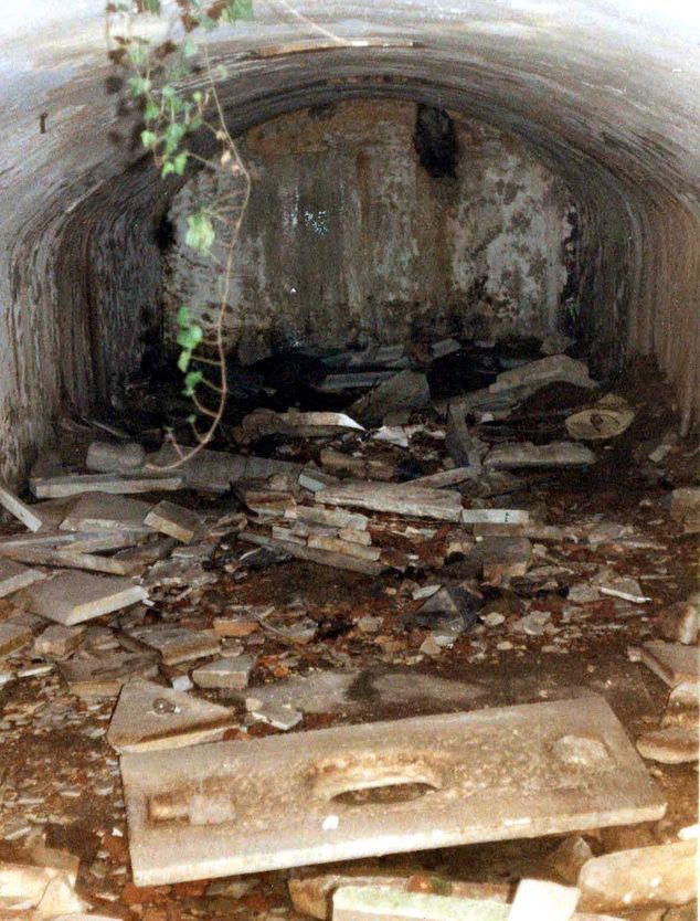 Çırağan Sarayı’nın altındaki bazı dehlizler 1986’ya kadar Mevlevî mezarlığı idi ve kabirlerin bulunduğu bu mekân, restorasyondan sonra bir müddet bar olarak kullanıldı.