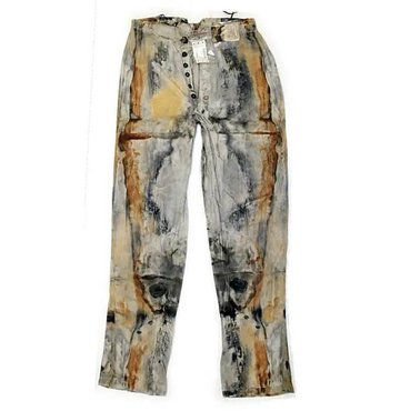 1857 yılında çıkan kasırgada batan gemi enkazından çıkarılan kot pantolon açık artırmada rekor fiyata satıldı. Madenciye ait beş düğmeli kot pantolon 95 bin dolara alıcı buldu...