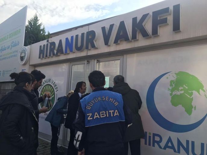 İBB ekipleri tarafında Hiranur Vakfı'nın kaçak binaları mühürlendi. 