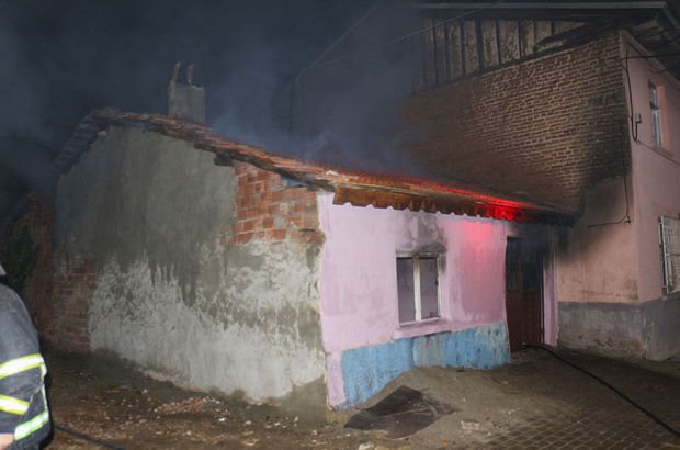 Müstakil evde korkutan yangın: 2 kişi dumandan etkilendi