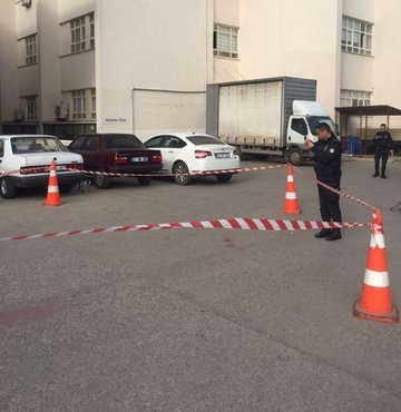 Adana’da Çukurova Üniversitesi (ÇÜ) Tıp Fakültesi Balcalı Hastanesi Müdürü Kamil Önder, hastane otoparkında kimliği belirsiz şüpheli tarafından tabancayla bacağından yaralandı. Polis ekipleri şüpheliyi yakalamak için çalışma başlattı
