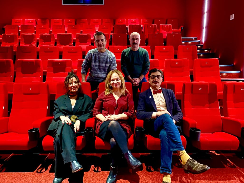 Ön sıra: Müge Turan, Esin Küçüktepepınar, Olkan Özyurt.  Arka Sıra: Burak Göral, Şenay Aydemir