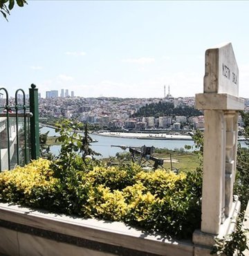İstanbul Büyükşehir Belediyesi (İBB) Meclisi tarafından belirlenen tarifeye göre, kentte boş mezar yeri fiyatları belli oldu. Bulunduğu gruba göre mezar fiyatları 2 bin 900 lira ile 45 bin 260 lira arasında değişiyor