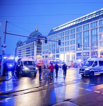 Almanya´nın başkenti Berlin´de dün yerel saatle 05.45 sıralarında bir otelin içindeki dev akvaryum patladı, caddeye yaklaşık 1 milyon litre su ve 1.500 kadar balık dağıldı. 
