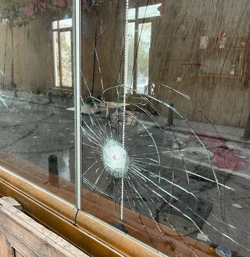 İstanbul’da “Balat çetesi” tarafından el konulup kiralık ilanı verilen kafe ve otopark dün gece iki kar maskeli saldırgan tarafından kurşun yağmuruna tutuldu