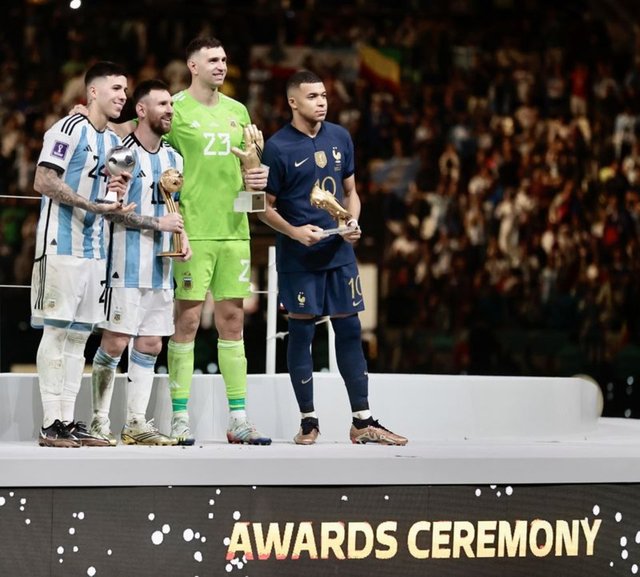 Messi ve Mbappe'den birbirlerine finalde olay hareketler!