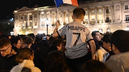 Fransa Milli Takımı'nı 50 bin taraftar karşıladı