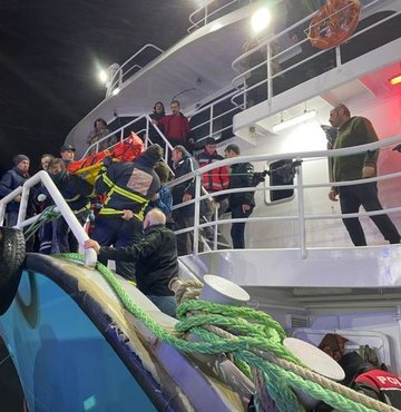 Sinop açıklarında bir gemide çıkan yangın söndürülmeye çalışılıyor. Yangında yaralanan ve dumandan etkilenenler ise Sinop Limanına getirilerek hastaneye kaldırıldı. Gemi mürettebatından 16 kişi balıkçı teknelerinin de yardımıyla Sinop Limanı