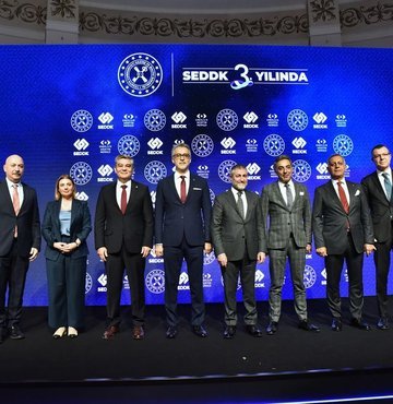 Sigorta-özel emeklilik sektörlerinin düzenleyici ve denetleyici kurumu olan SEDDK’nın 3. yıl resepsiyonu T.C. Hazine ve Maliye Bakanı Sayın Dr. Nureddin Nebati’nin katılımıyla gerçekleşti. SEDDK, penetrasyon hedefi ile Türkiye Yüzyılında ekonomiye olan katkısını artıracak. Resepsiyonda konuşan Bakan Nebati, 18 yaş altı BES katılımcılarının sayısının 500 bini aştığını hatırlatarak bundan sonraki hedeflerinin evde bakım sigortası olduğunu söyledi. Evde bakım sigortası yaşlanana kadar biriken primlerin yaşlandıktan sonra o kişinin her türlü bakımı için kullanılmasını içeriyor. 