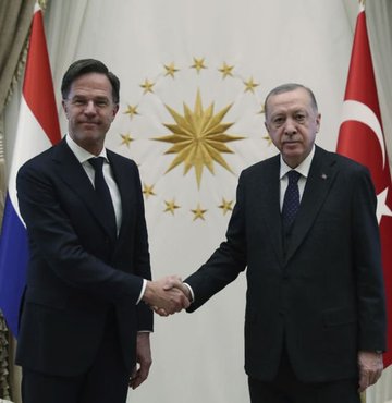Cumhurbaşkanı Erdoğan, Hollanda Başbakanı Mark Rutte ile görüştü. Görüşmede Türkiye-Hollanda ilişkileri ve bölgesel konular ele alındı.