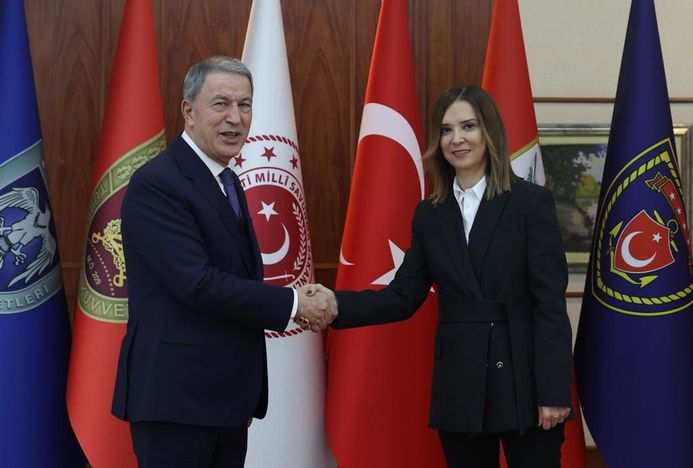 Ciner Medya Grubu Ankara Temsilcisi Sibel Erdem, Milli Savunma Bakanı Hulusi Akar ile beraber